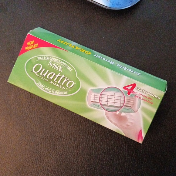 NWT Lot Of 4 Gillette Venus & Schick Hydro Razors for Women - Picture 5 of 10